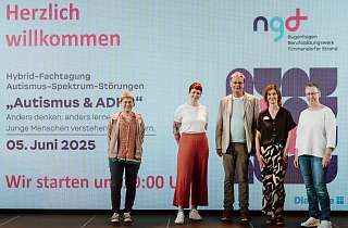 Willkommensveranstaltung zum Thema Autismus Gruppenfoto von Referenten bei einer Fachtagung über Autismus.
